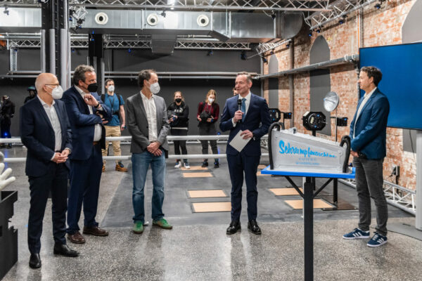 Dr. Peter Tschentscher, Michael Mack, Gerrit und Frederik Braun,  (v.l.n.r.) hören der Ansprache von Dr. Volker Wissing zu.